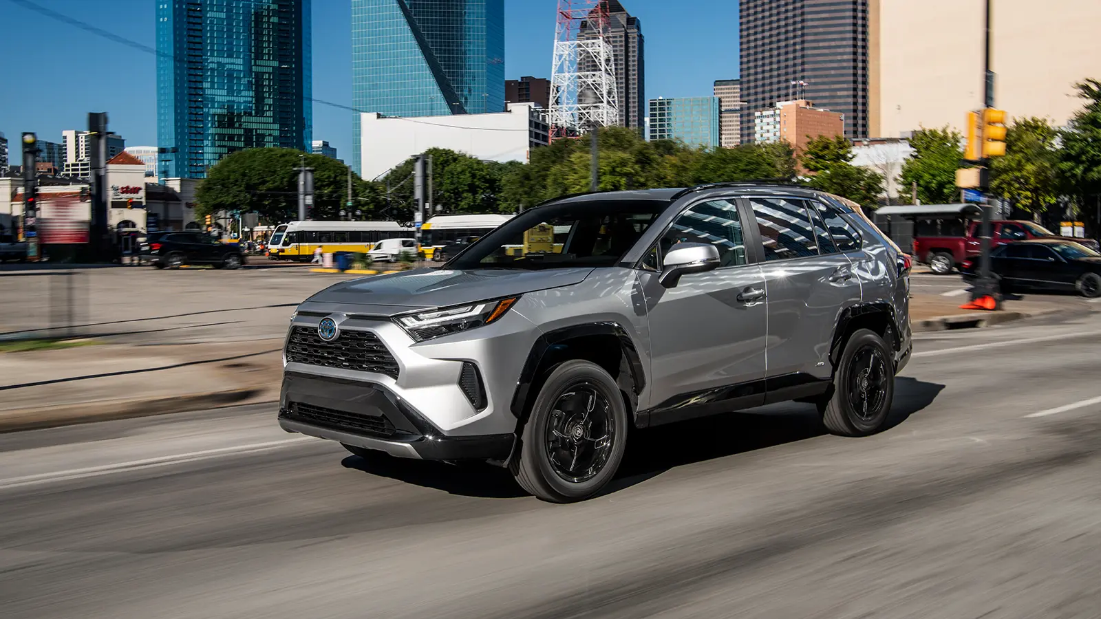 Un híbrido Toyota Rav4 SE 2022 plateado