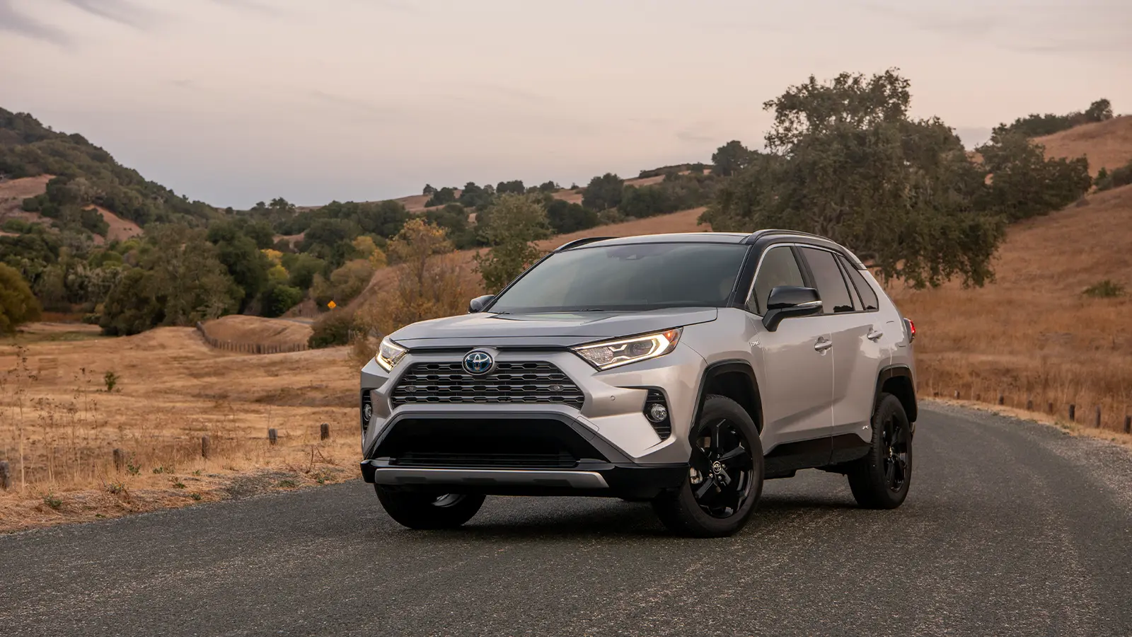 A silver 2022 Toyota Rav4 SE hybrid
