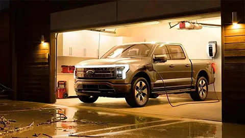 Un Ford F-150 Lighting estacionado en un garaje