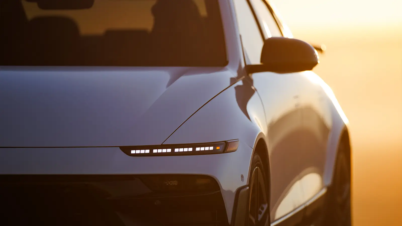 Vista frontal de un Hyundai Ioniq 6 N 2026 blanco bajo la hermosa luz del sol