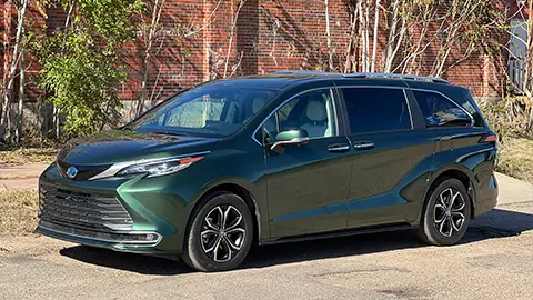 A green 2025 Toyota Sienna Hybrid Platinum AWD