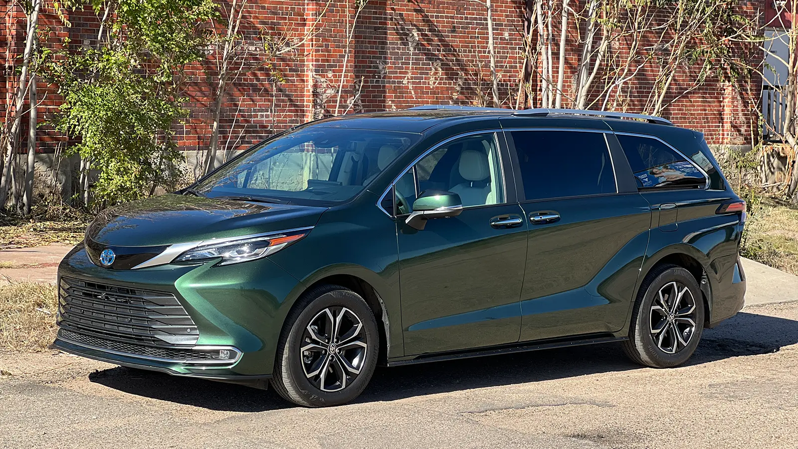 A green 2025 Toyota Sienna Hybrid Platinum AWD