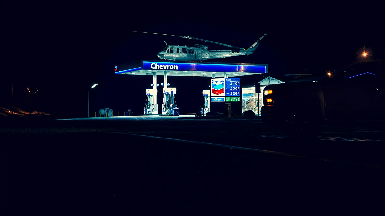 Una gasolinera diésel por la noche