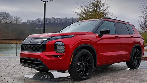Un Nissan Rogue Plug-In Hybrid 2026 rojo