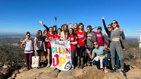 Evento del Día de la Tierra que destaca la sostenibilidad y el transporte limpio