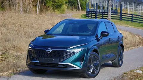 Un Nissan Qashqai 2025 verde oscuro