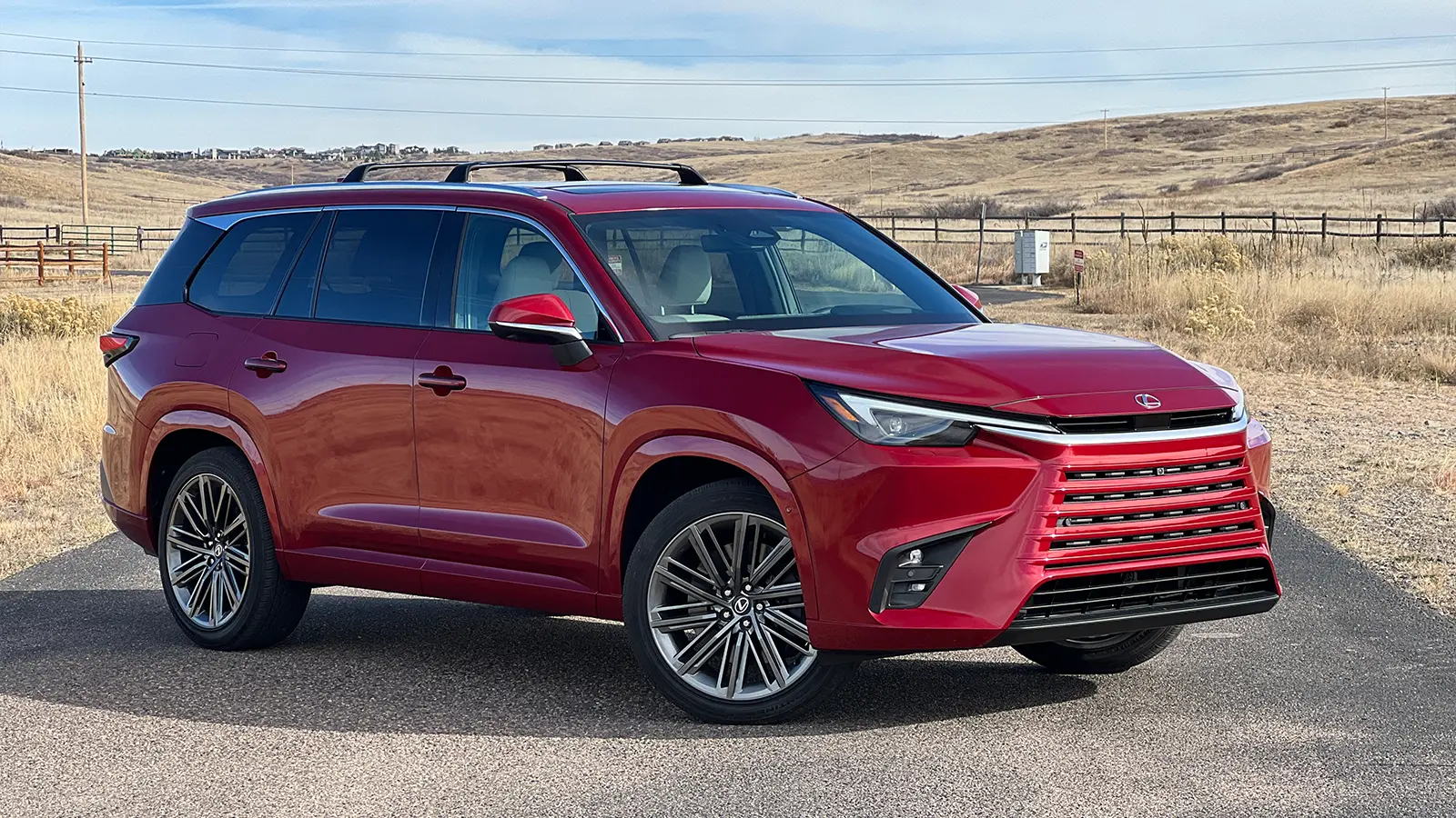 Un Lexus TX 550h+ PHEV 2026 rojo