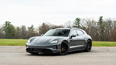 Vista frontal de un Porsche Taycan GTS-3 2025 gris oscuro: vista en tres cuartos