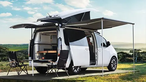 Hyundai staria camper concept 2026 en una zona pintoresca