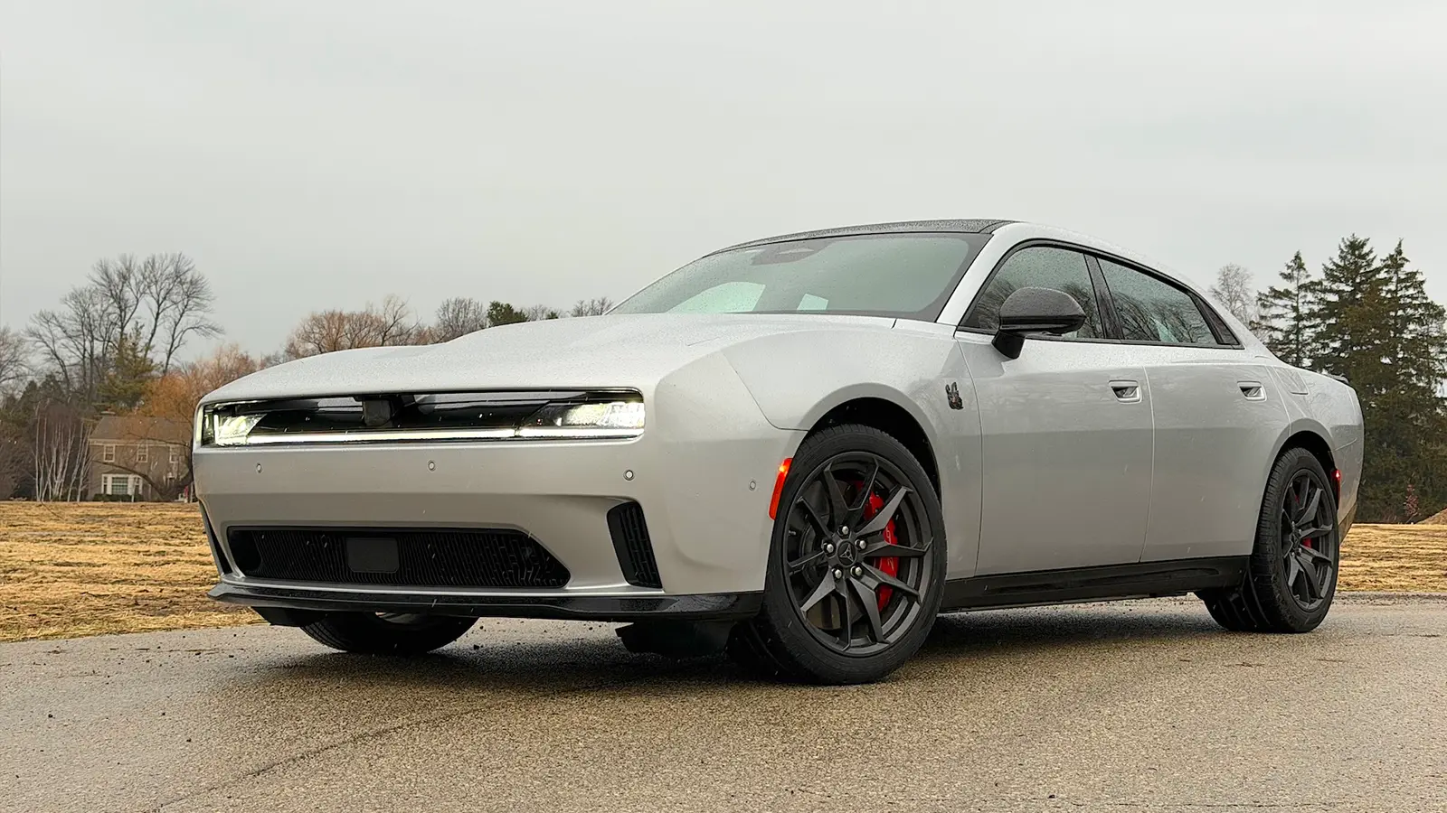 Un Dodge Daytona EV plateado 2026 