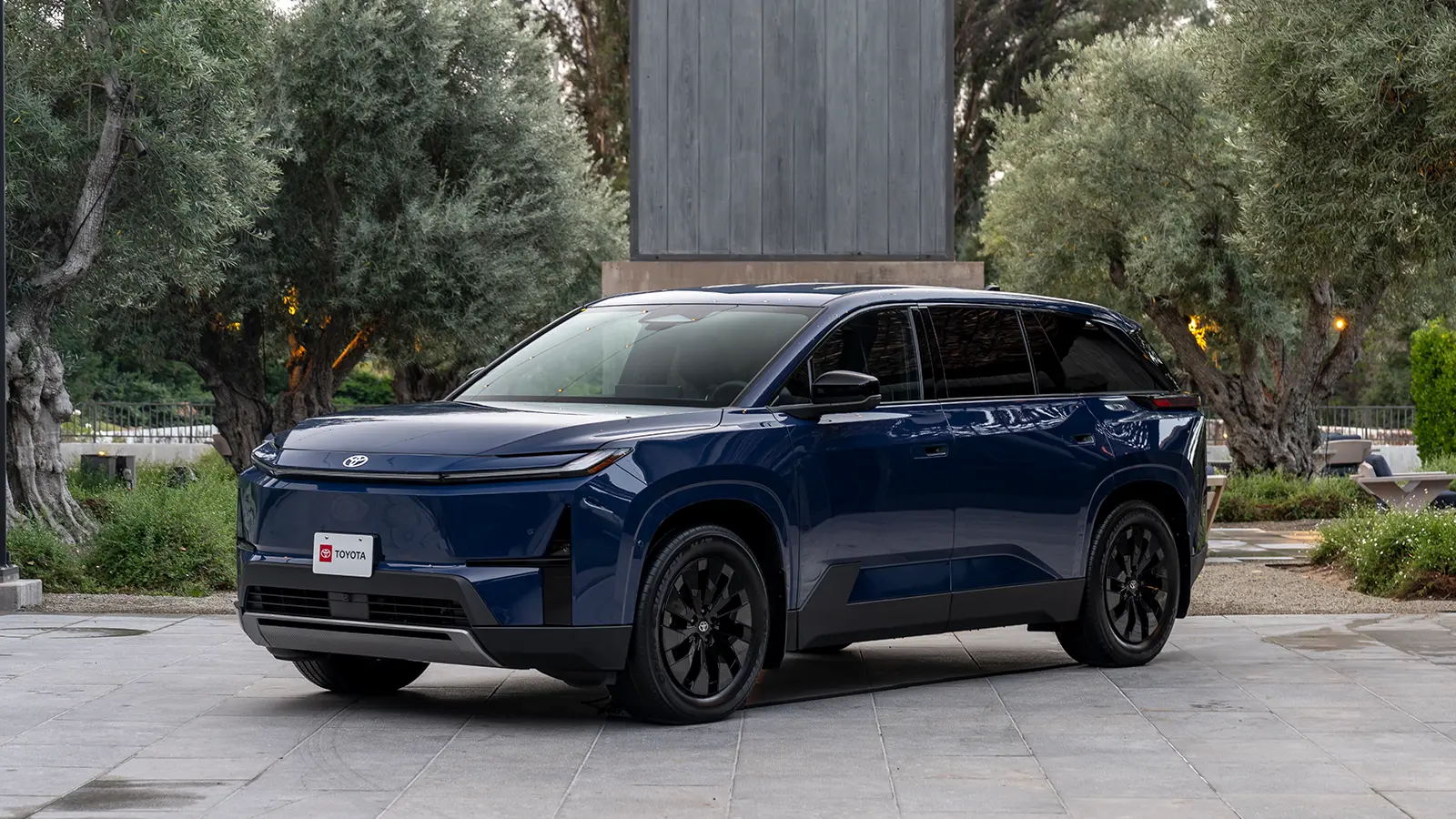 Un Toyota Highlander EV plateado del 2027