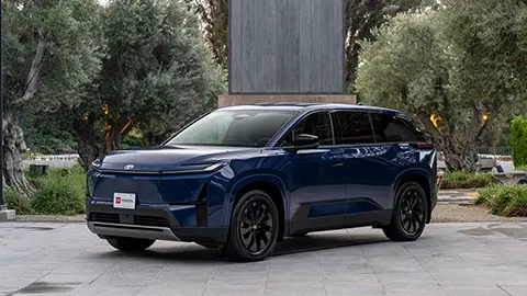 Un Toyota Highlander EV plateado del 2027