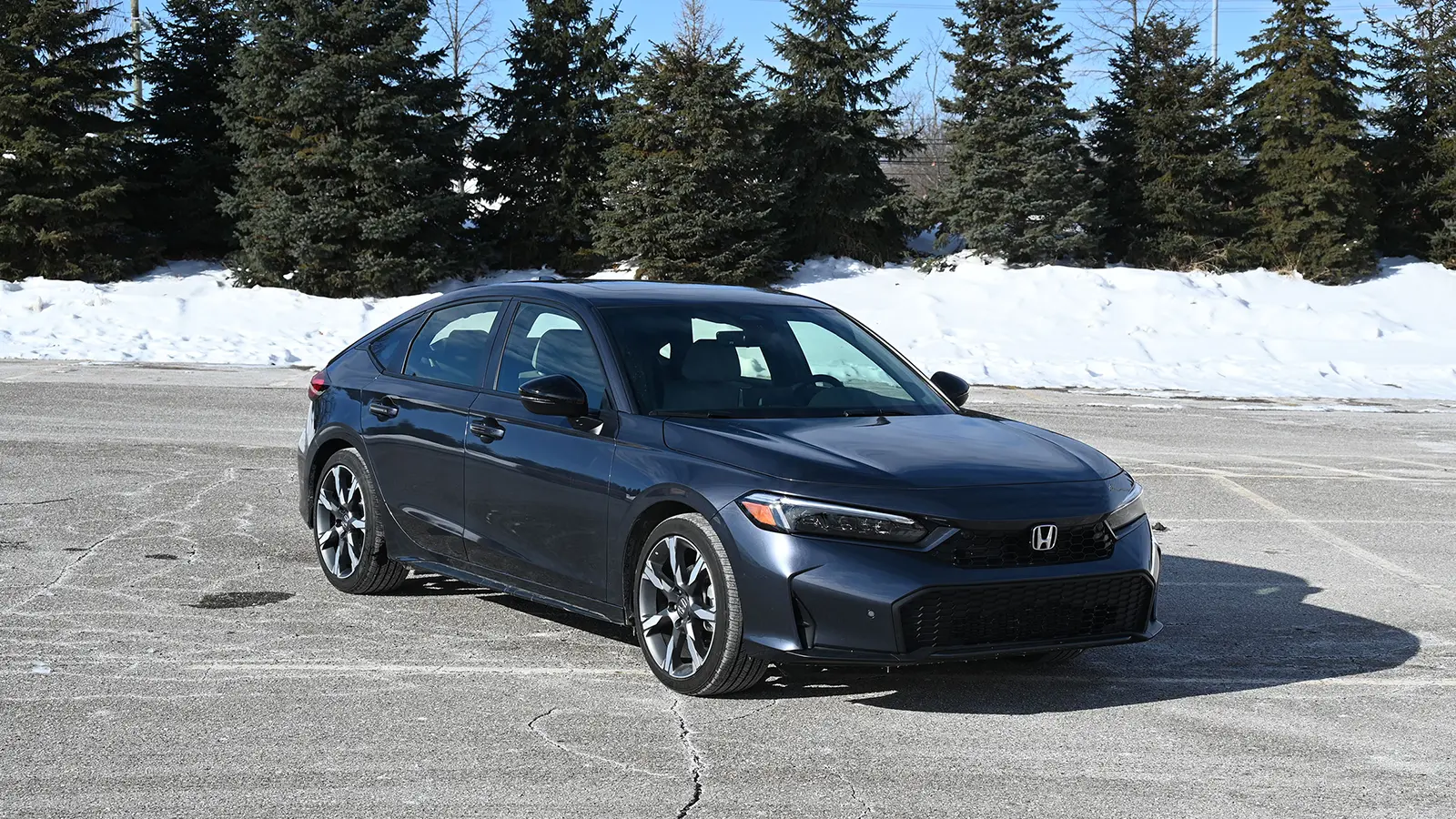 Un Honda Civic Sport Touring 2026 híbrido negro