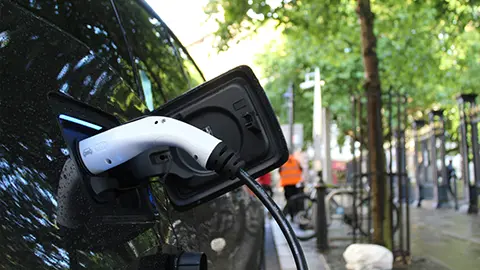 Un vehículo eléctrico estacionado en casa cargando