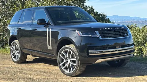 Vista frontal de tres cuartos de un Land Rover Range Rover SE PHEV 2025 negro