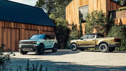 El Scout Terra y el Traveler estacionaron frente a un granero moderno en la hora dorada