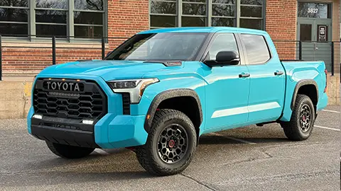 Vista frontal de tres cuartos de la Toyota Tundra TRD Pro 2026 en color verde azulado