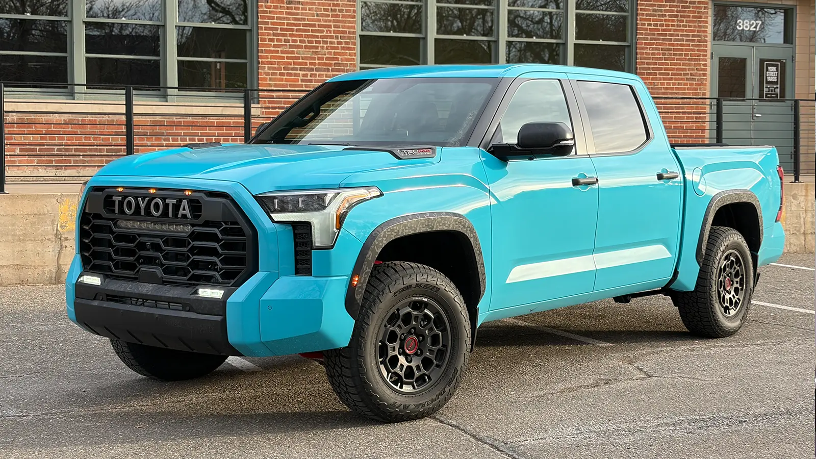 Vista frontal de tres cuartos de la Toyota Tundra TRD Pro 2026 en color verde azulado