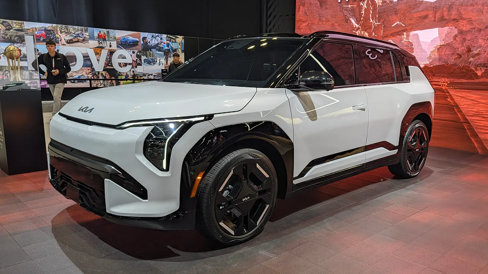 Vista frontal de tres cuartos de un Kia EV3 2027 blanco en el Salón del Automóvil de Nueva York de 2026
