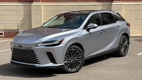 Una vista frontal tres cuartos de un Lexus RX 450h+ plateado 2026