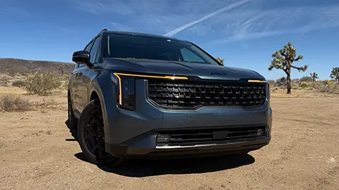 Kia Carnival 2025 standing in the desert