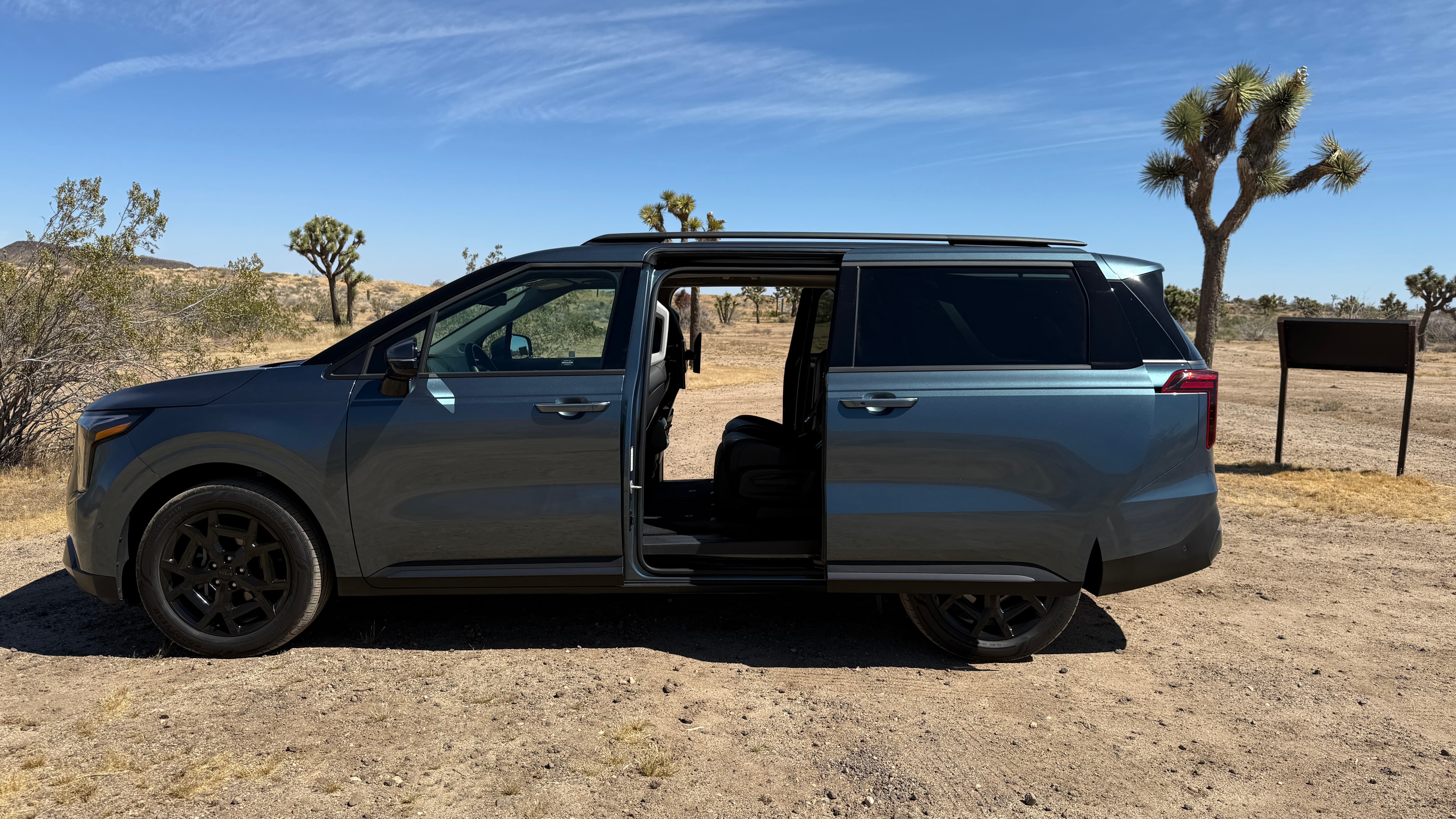 Side view of the Kia Carnival 2025 with open doors
