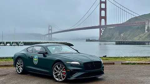2026 Bentley Continental GT S PHEV junto al Puente Golden Gate