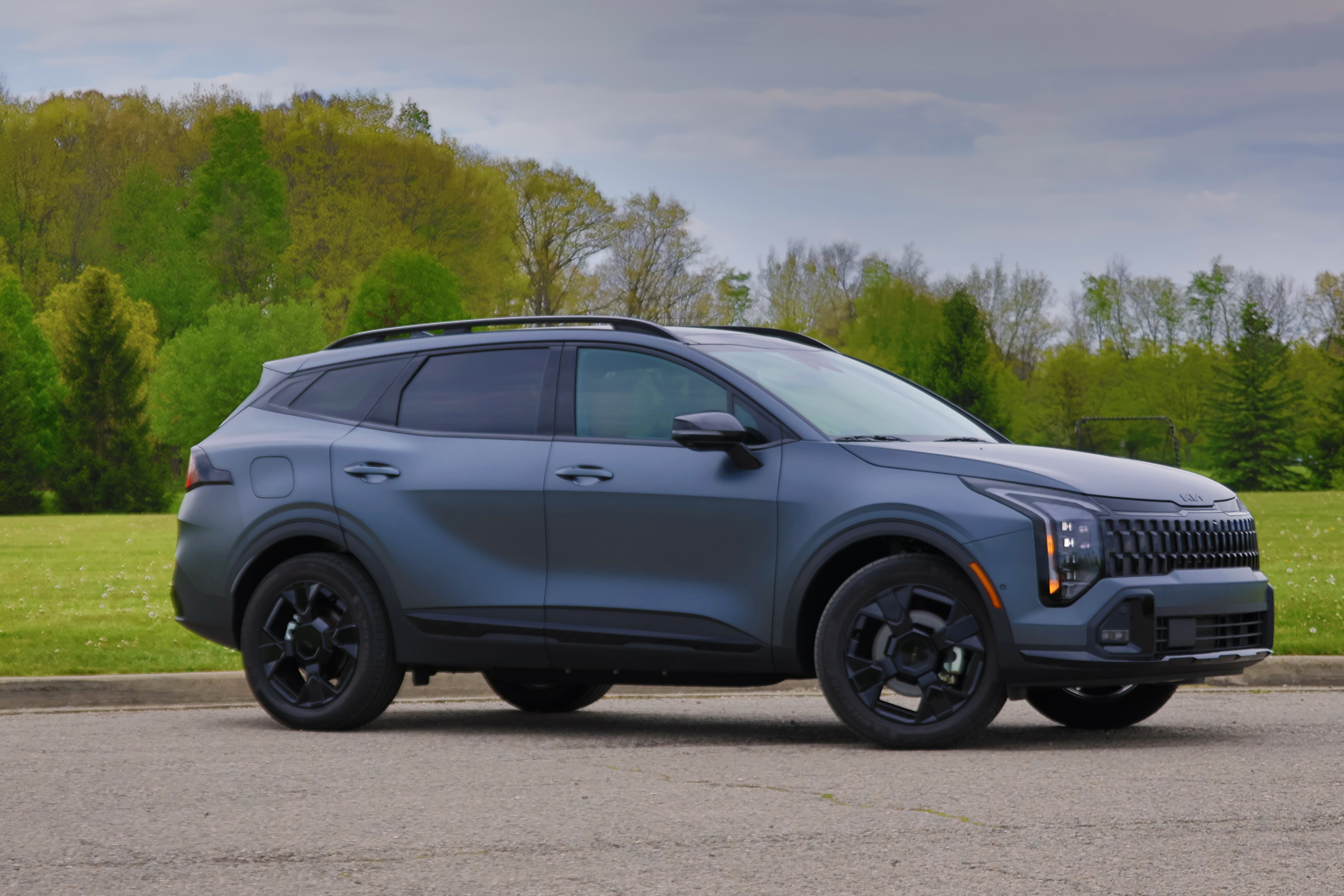 Kia Sportage PHEV X-Line Vesta Blue front view standing outside