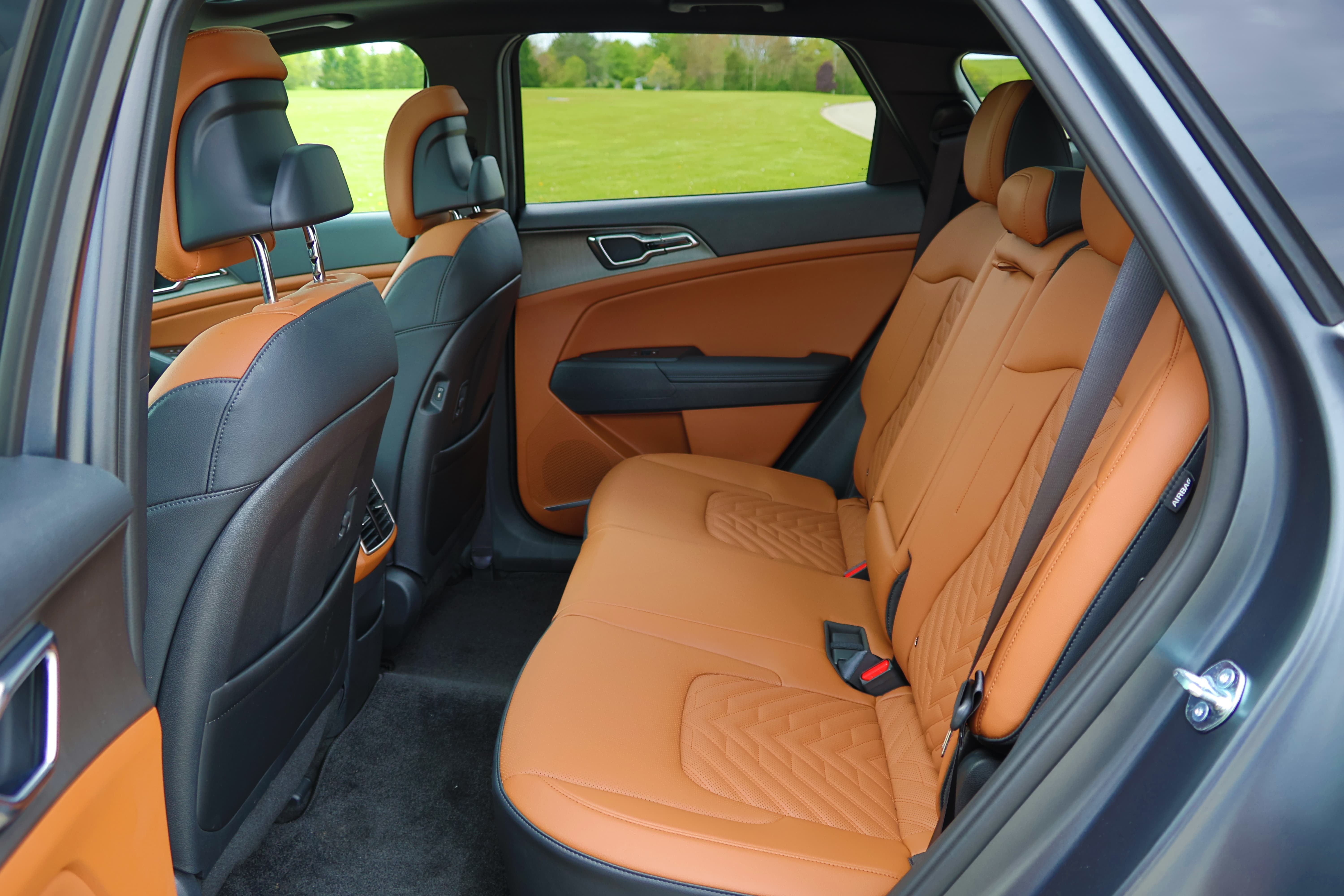 Kia Sportage PHEV X-Line black and orange back interirors