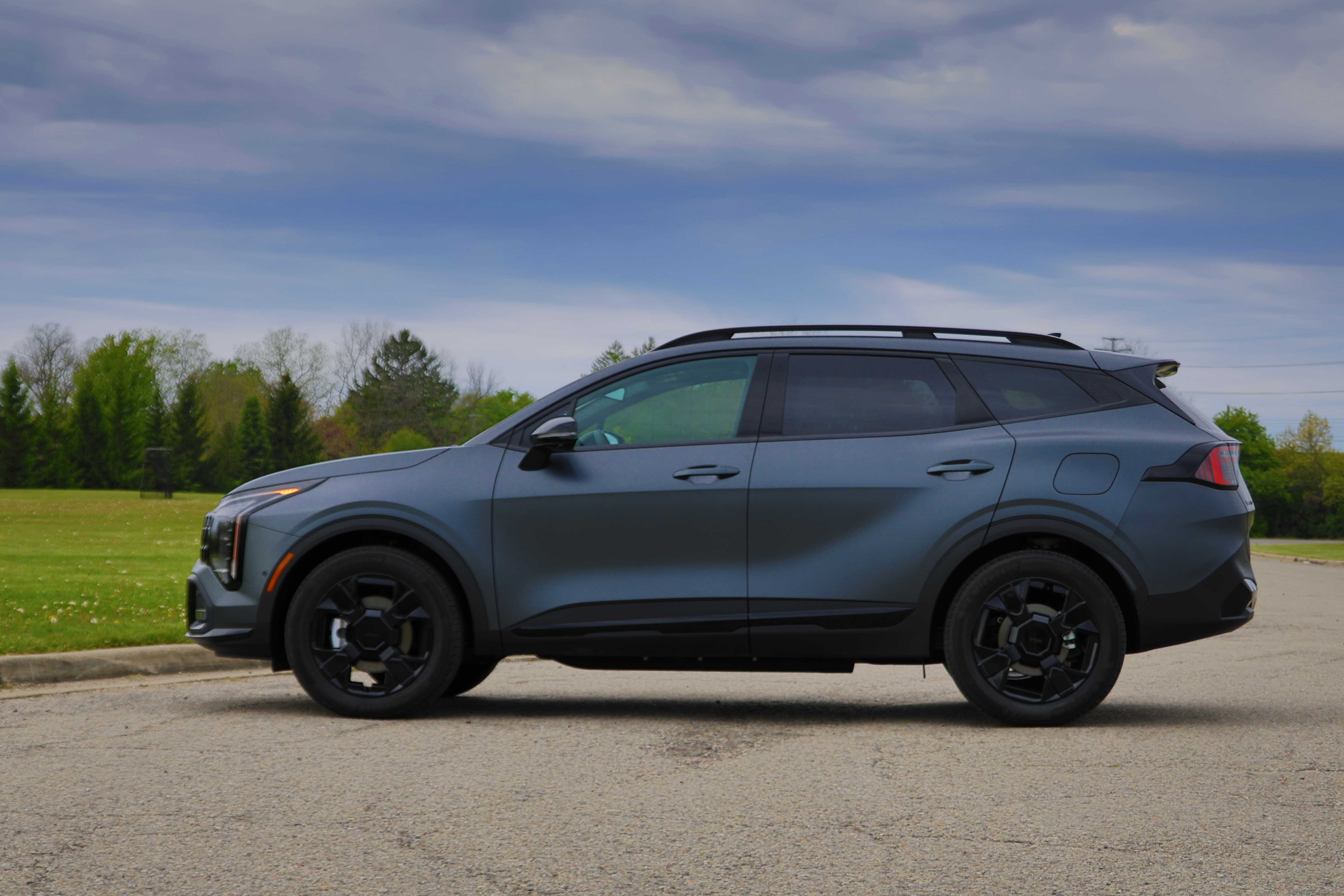 Kia Sportage PHEV X-Line Vesta Blue exteriror side view