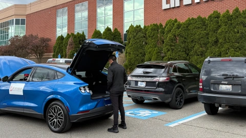 Pruebas de manejo de vehículos eléctricos organizadas por Suburban Ford de Sterling Heights en LIFETIME Fitness