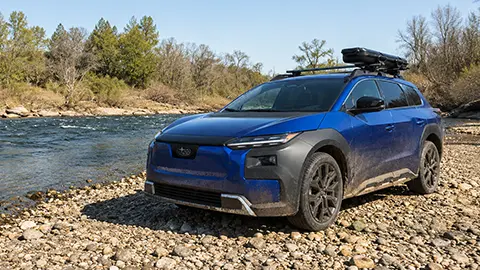 Subaru Trailseeker azul 2026 junto a un arroyo