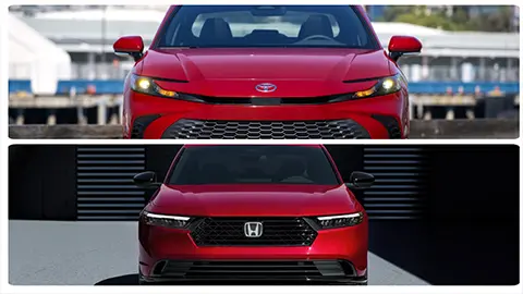 Imagen comparativa de un Honda Accord Hybrid 2026 y un Toyota Camry Hybrid 2026 en color rojo