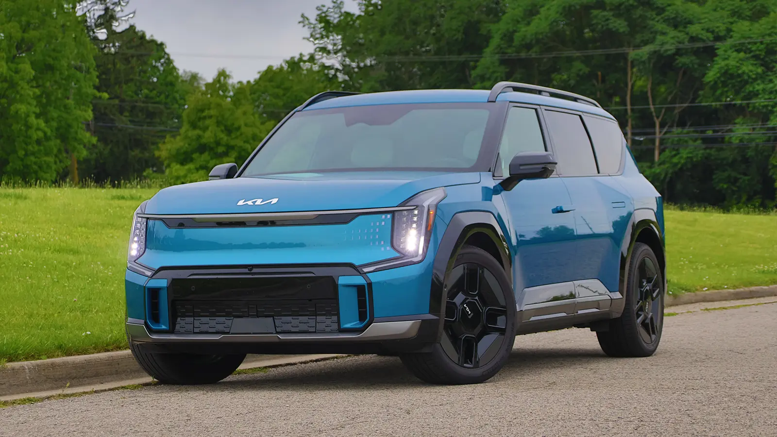 Vista frontal de tres cuartos de un Kia EV9 GT-Line 2026 azul