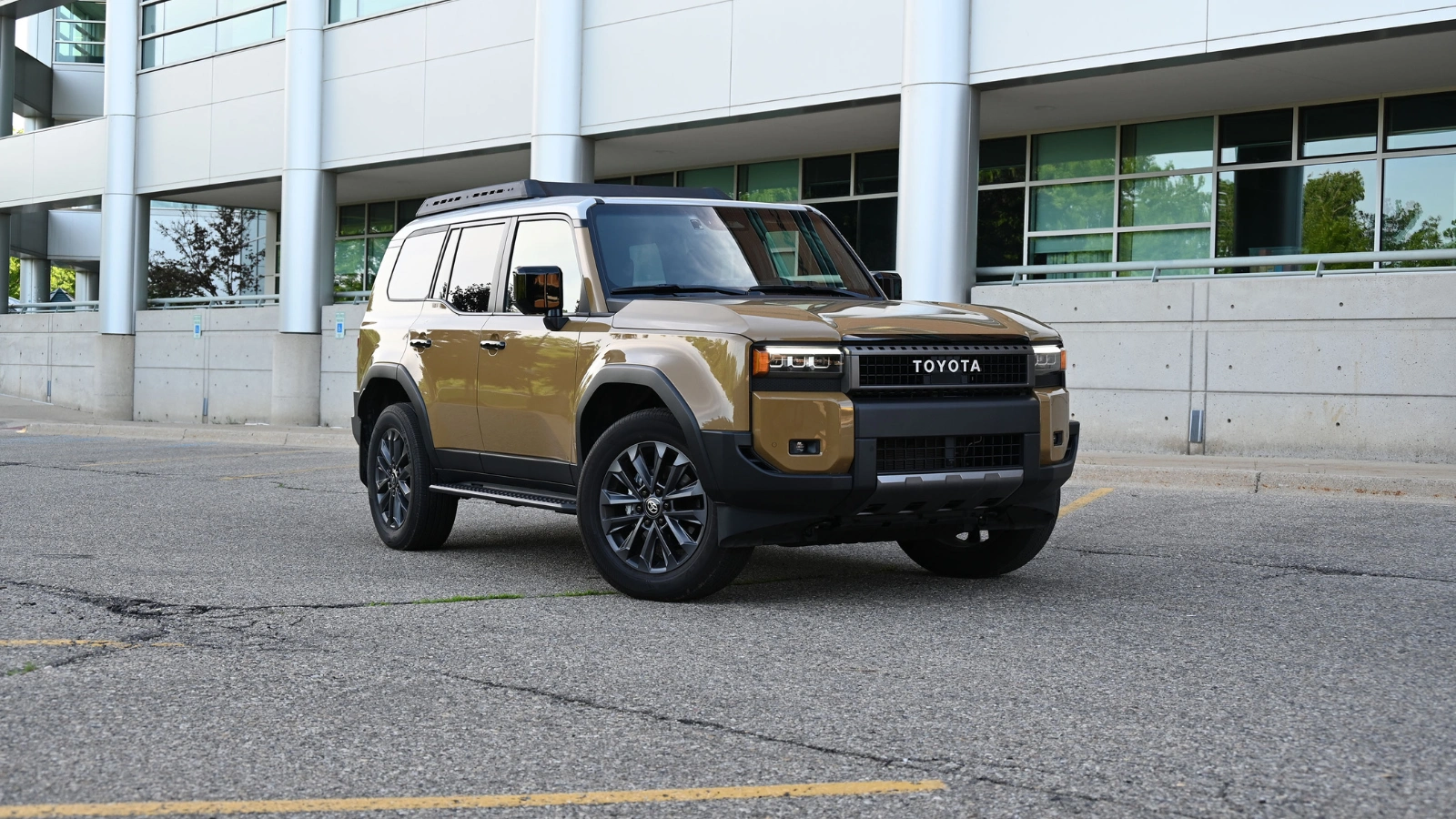 Toyota Land Cruiser 2026 estacionado cerca de un edificio grande