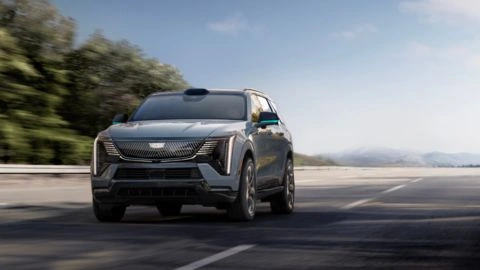 Una simulación de un Cadillac Escalade IQ 2028 circulando por una carretera