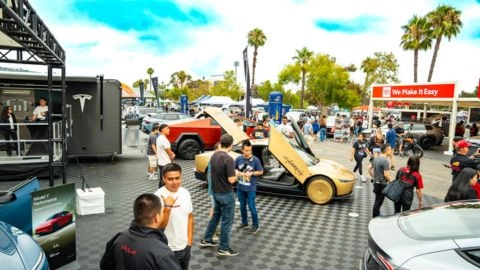 Una multitud de personas y coches de exhibición en el Demo Days Festival