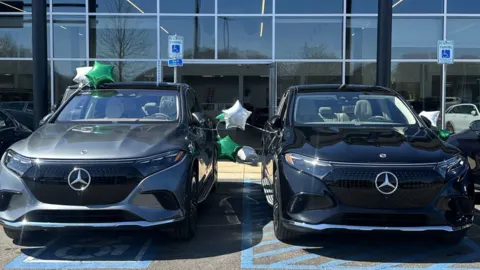 Los vehículos eléctricos de lujo atraen a una multitud en Mercedes-Benz of Collierville