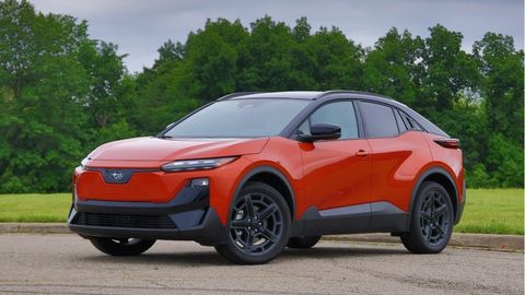 Imagen de perfil frontal del Subaru Uncharted GT AWD 2026 en color Habanero Orange Metallic