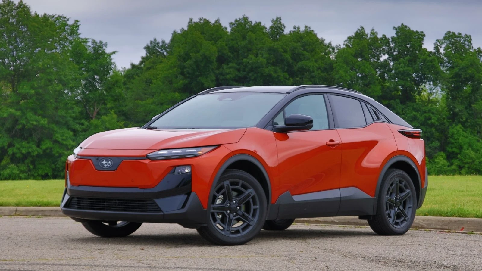 Imagen de perfil frontal del Subaru Uncharted GT AWD 2026 en color Habanero Orange Metallic