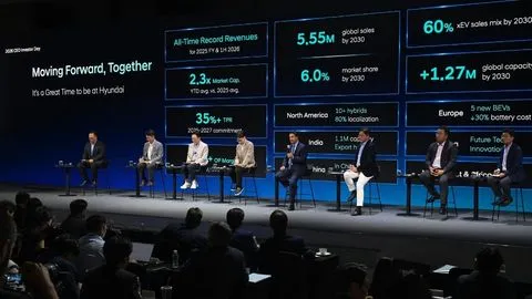 Landscape photo of executives on stage at Hyundai's Investor Day event 