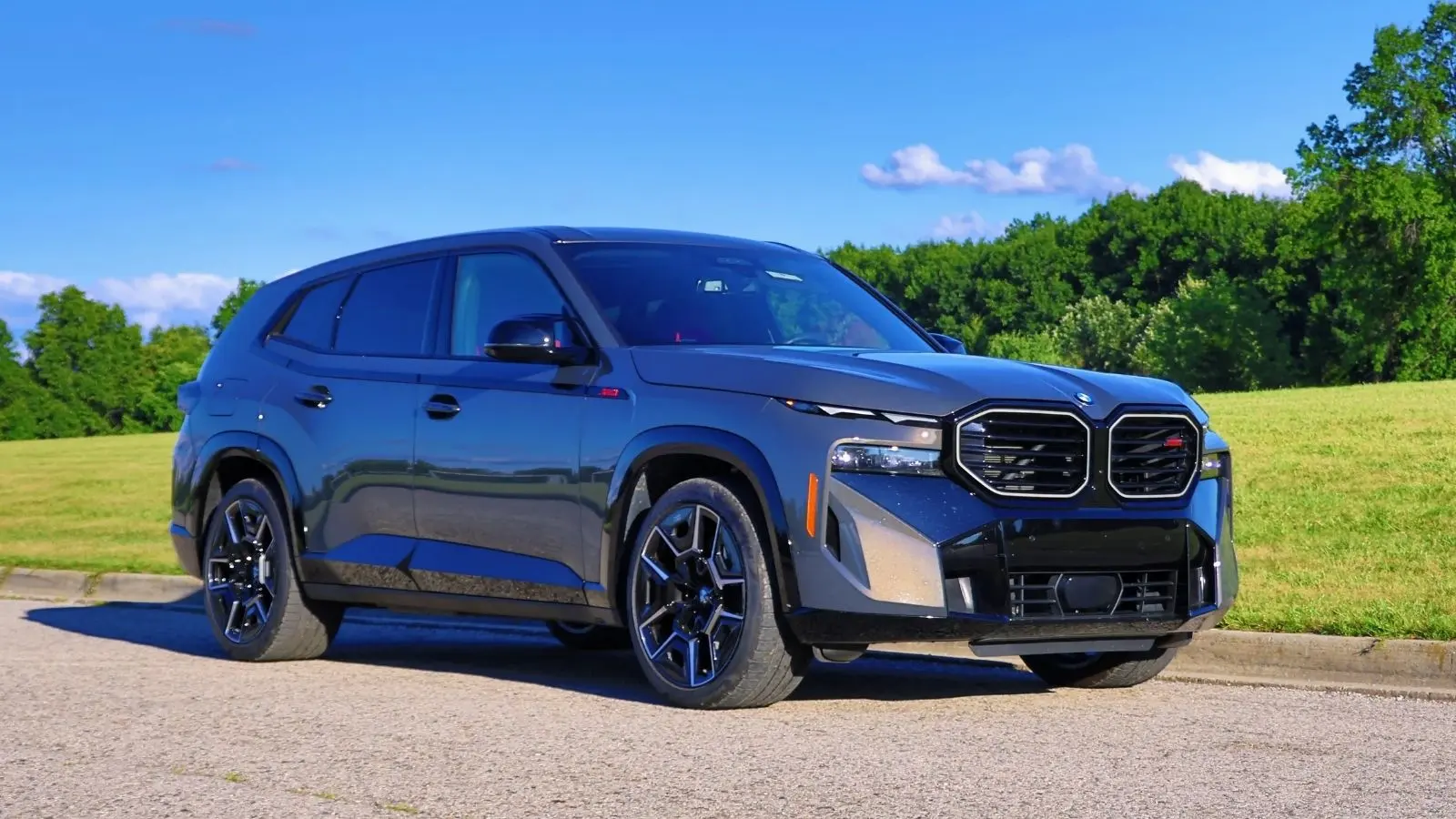 Angled side profile image of a 2026 BMW XM in Dravit Grey Metallic