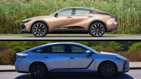Perfil lateral de un Toyota Crown Hybrid color bronce y un Lexus ES Hybrid color plata