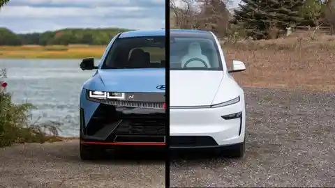 Imagen comparativa de un Hyundai Ioniq 5 N azul junto a un Tesla Model Y blanco