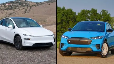 Imagen dividida de un Tesla Model Y blanco junto a un Ford Mustang Mach-E azul