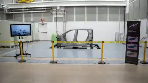 Foto de la sala de pruebas de vibración dentro de las nuevas instalaciones de pruebas de baterías de Toyota