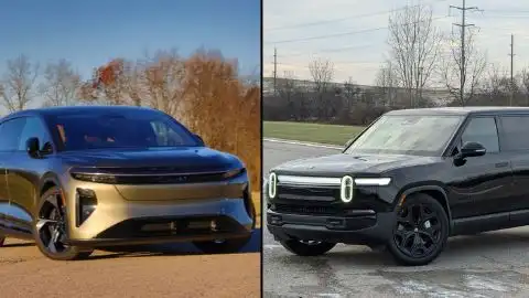 Imagen dividida de un Lucid Gravity color bronce en ángulo junto a un Rivian R1S negro en ángulo