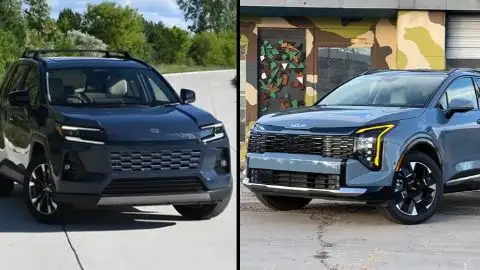 Imagen dividida con un Toyota RAV4 Hybrid de color oscuro a la izquierda y un Kia Sportage híbrido de color gris más claro a la derecha