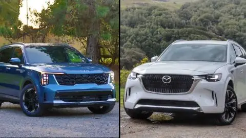 Imagen de pantalla dividida de un Kia Sorento PHEV azul junto a un Mazda CX-90 PHEV blanco, ambos vistos desde un ángulo frontal