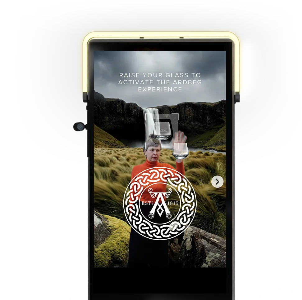 Ardbeg Distillery Experience an der SENSAPE-Stele mit Glas-Erkennung